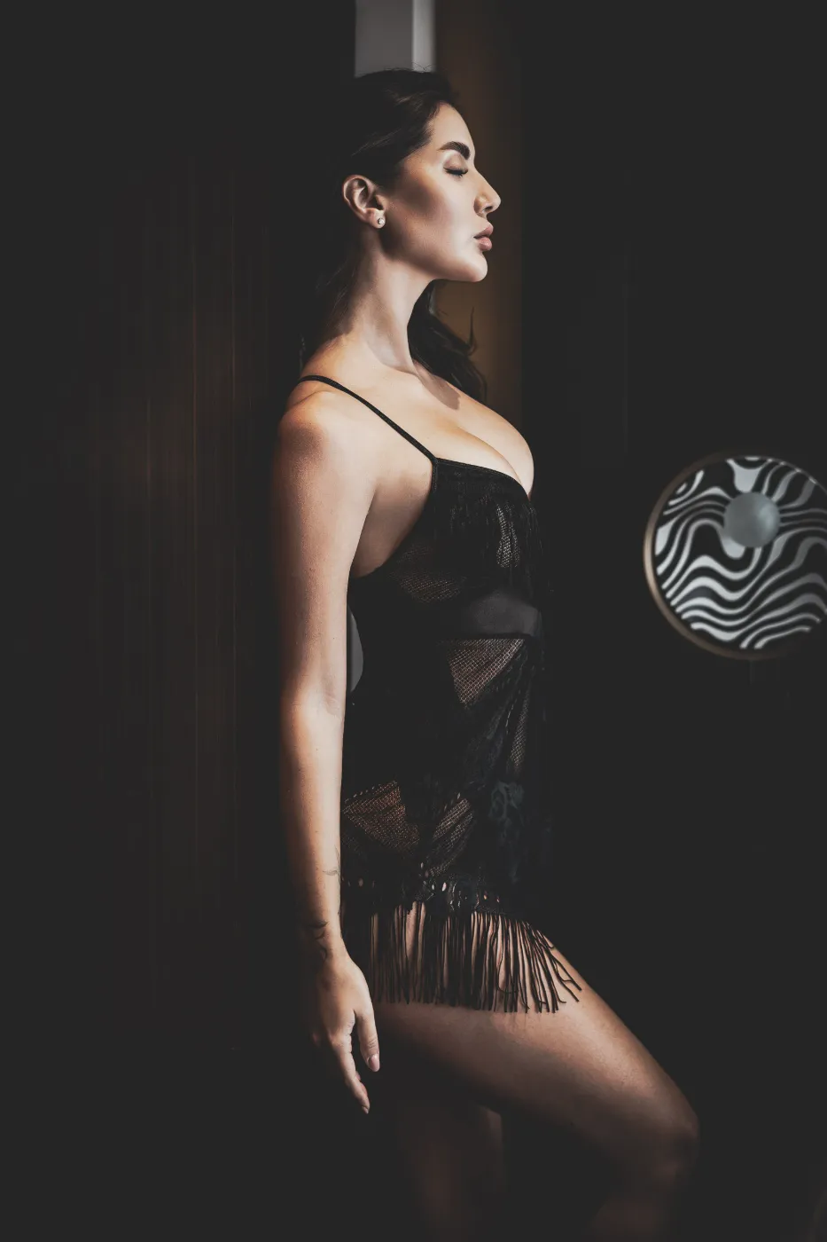 Pillow against torso, soft warm light - Anteros Boudoir Zürich.